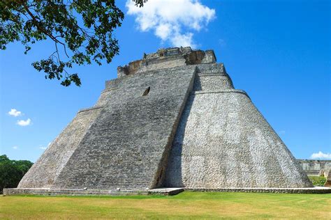 Die Tempelzerstörung vonUxmal; Eine Studie über Maya-Religion und politische Umwälzungen im 6. Jahrhundert