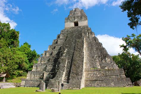 Der Aufstieg der Maya-Stadt Tikal: Eine Studie über den Einfluss des Handels und die Folgen für die regionale Machtbalance im 8. Jahrhundert n. Chr.